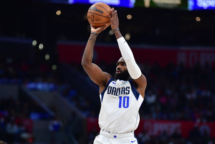 Mavs' Tim Hardaway Jr. rises up for a jumpshot against the Los Angeles Clippers.